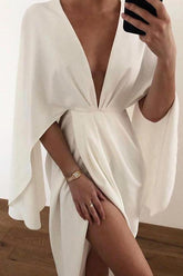 Kleid mit V-Ausschnitt und Fledermausschlitz